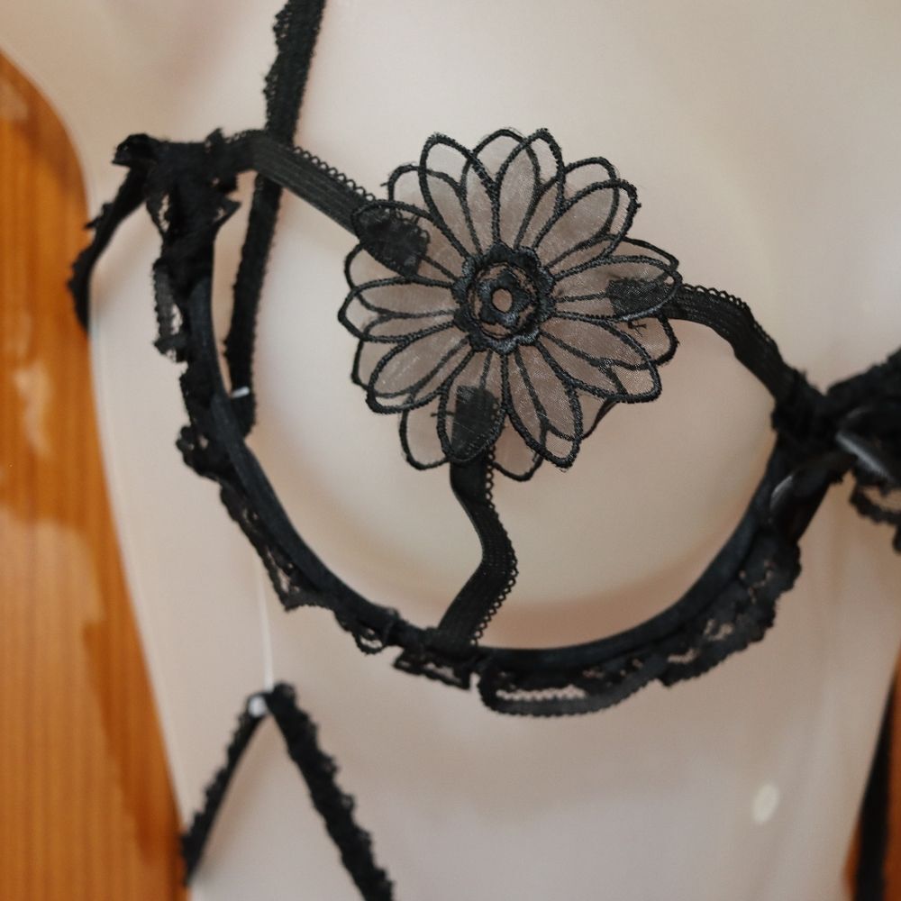 Frederick's of Hollywood Black Sexy Floral Cage Bra & Thong Lingerie Se… - Picture 3 of 7